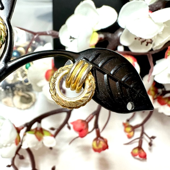 twist up stud earrings - Picture 3 of 6